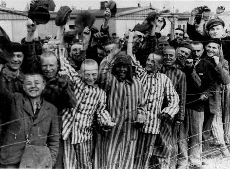 Crianças sobreviventes no campo de concentração Dachau