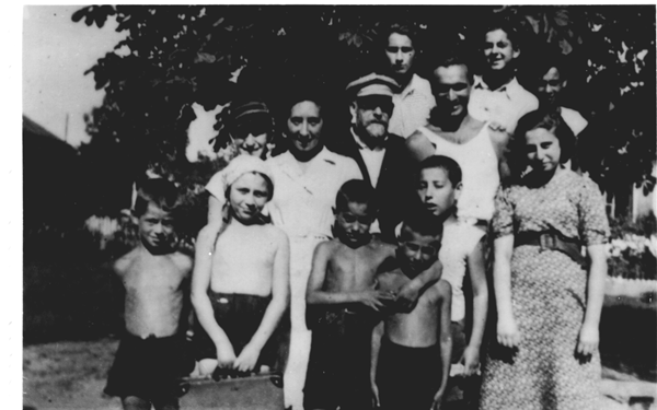 Korczak with children and teachers in Goclawek