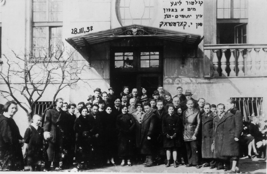 Korczak with the members of Cultural League