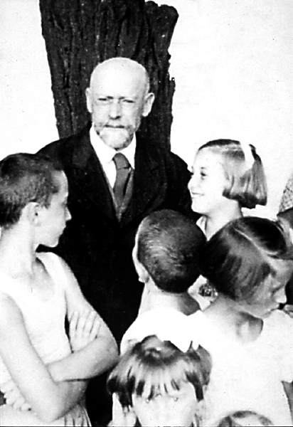 Korczak with children under the chestnut tree
