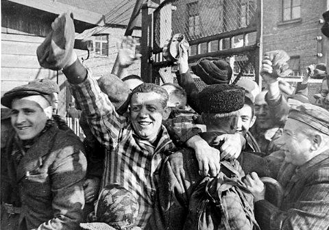 auschwitz prisoners liberators greet their