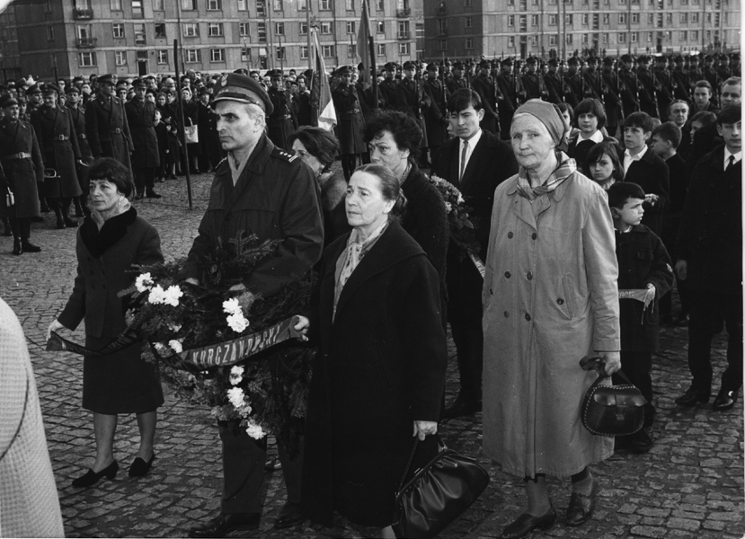 Misza depositing wreath